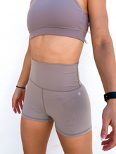 Load image into Gallery viewer, Live Peachy Shorts