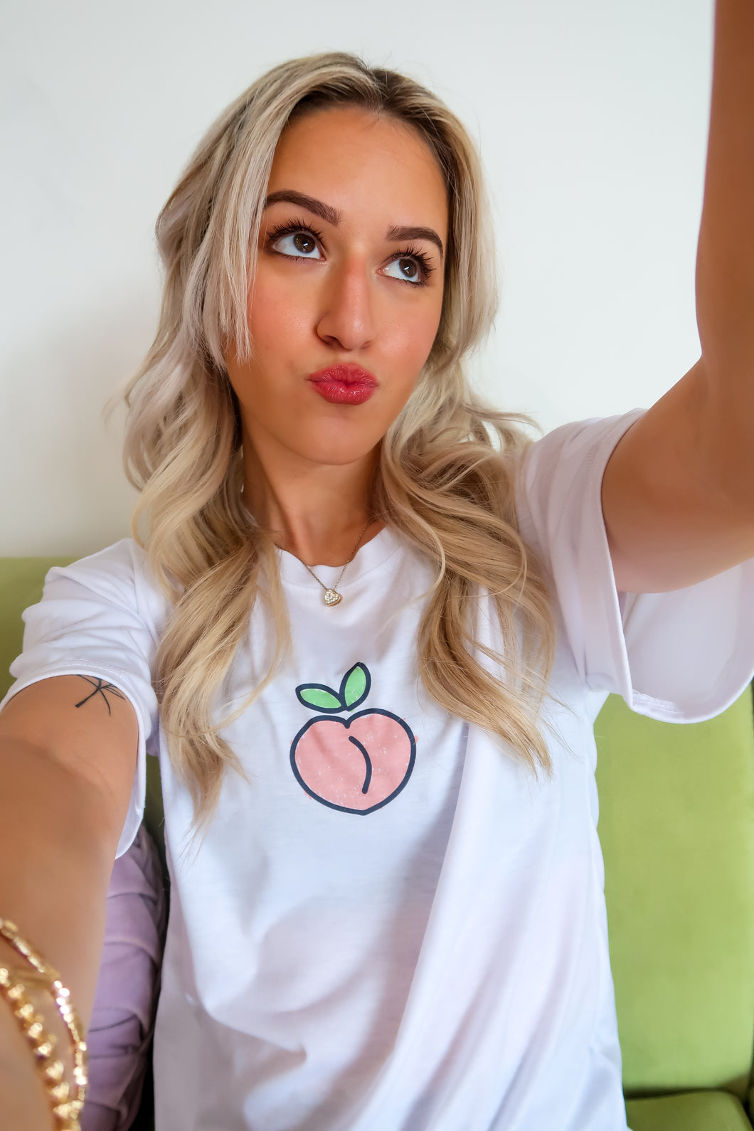 Oversized white t-shirt with a peach doodle in the front center